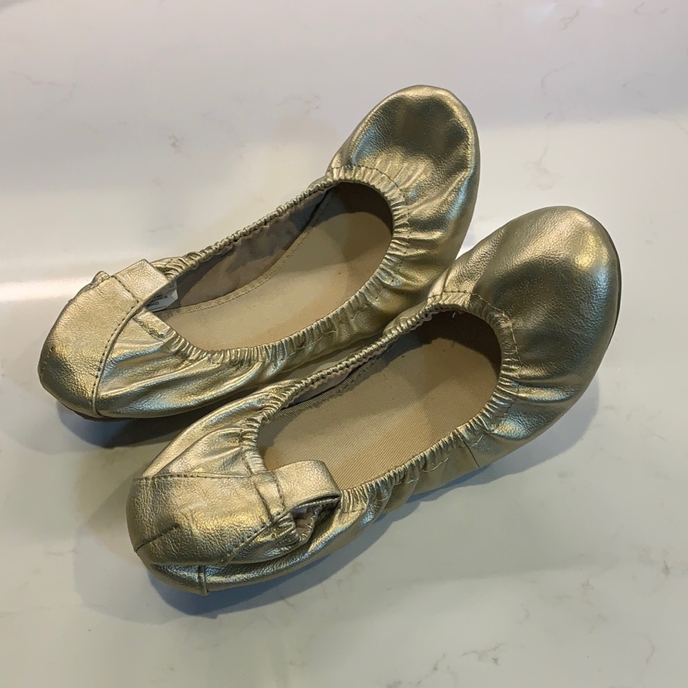 Stretchy gold flats